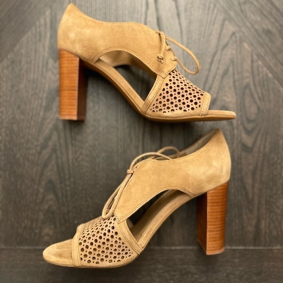 Tahari Megyn Tan Lace-Up Heels - Picture 4 of 7